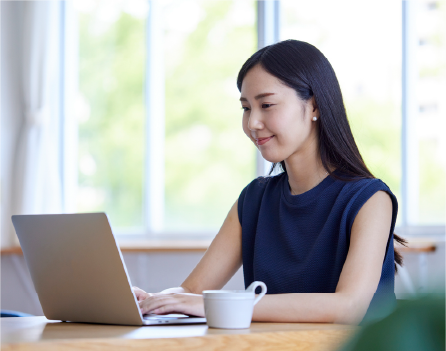 活躍イメージ：20代女性在宅ワーク